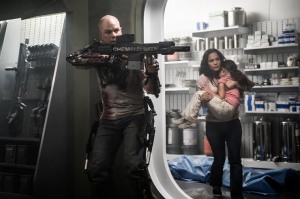 Max (Matt Damon) trying to help Frey (Alice Braga) and her daughter Matilda (Emma Tremblay) from aggressive androids and others.